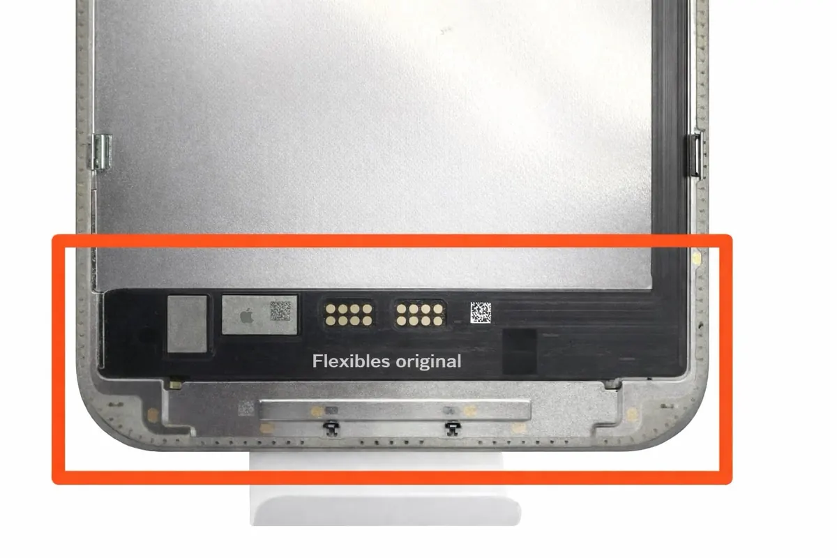 Detalle de flexibles originales sobre display remanufacturado